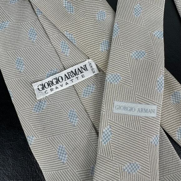 Giorgio Armani Vintage 100% Silk Tan Blue Pattern Classic Tie - Picture 4 of 4